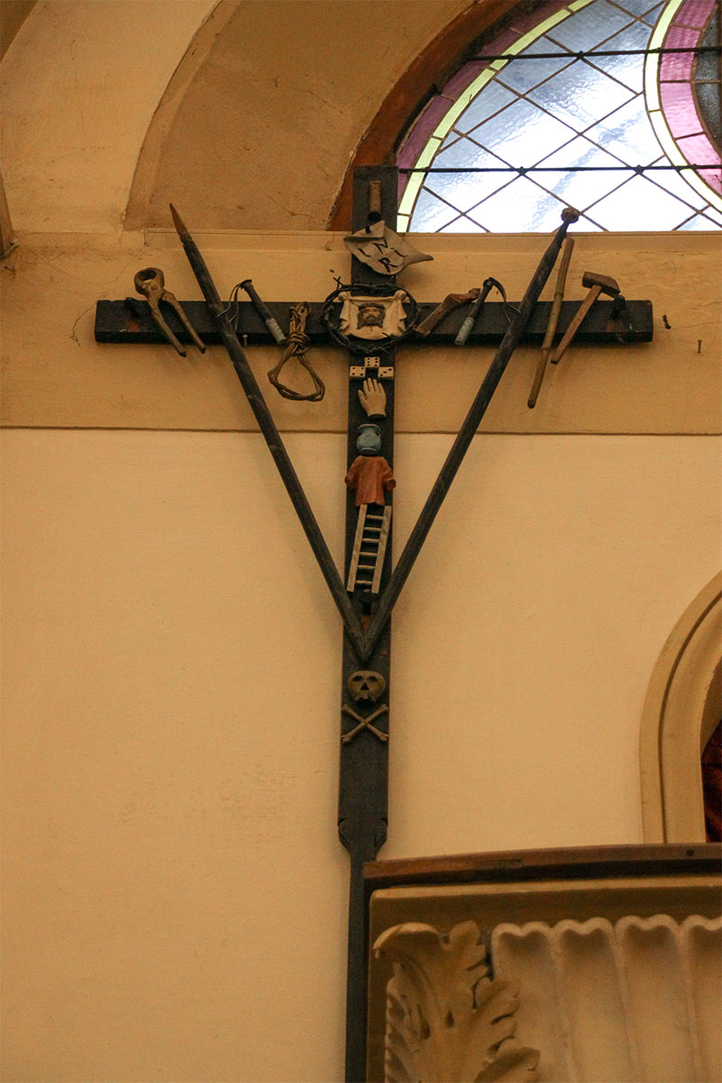 Chiesa parrocchiale di Tiser: particolare croce con gli strumenti della Passione del Signore