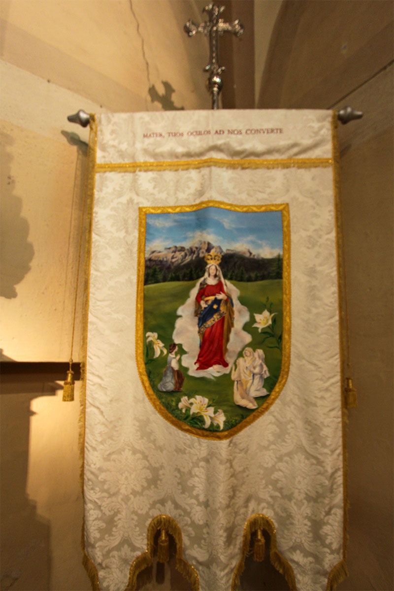 Chiesa parrocchiale: il rinnovato gonfalone delle Figlie di Maria (2017)